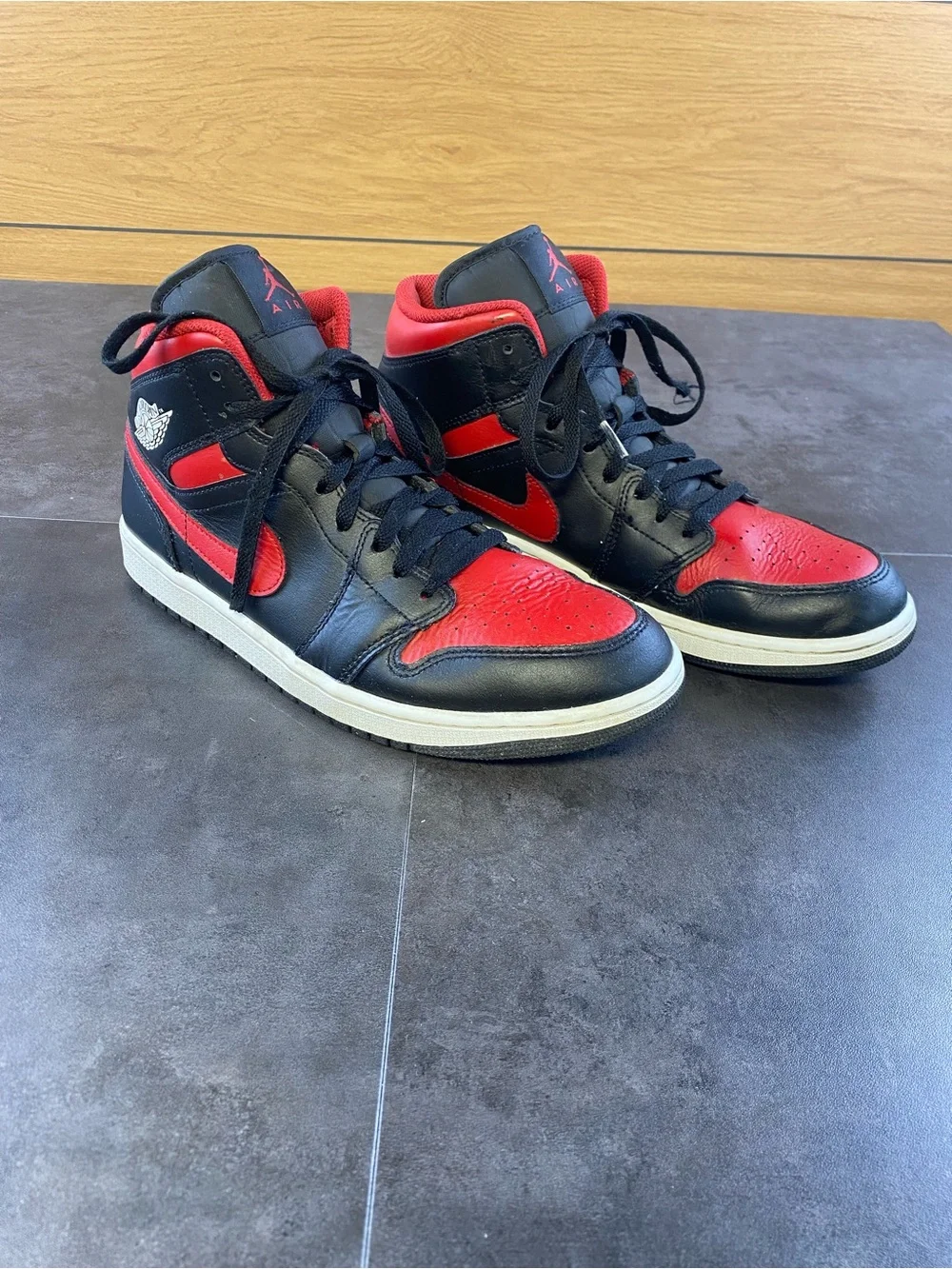 Nike Jordan Air 1 Mid Men’s Black and Red Sneaker size 11- CLEAN